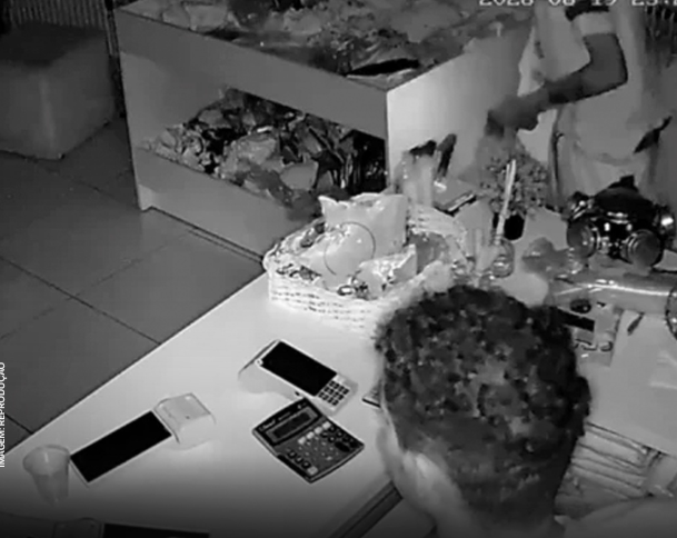 Câmeras registram furto em loja de roupas no Centro de Arapiraca