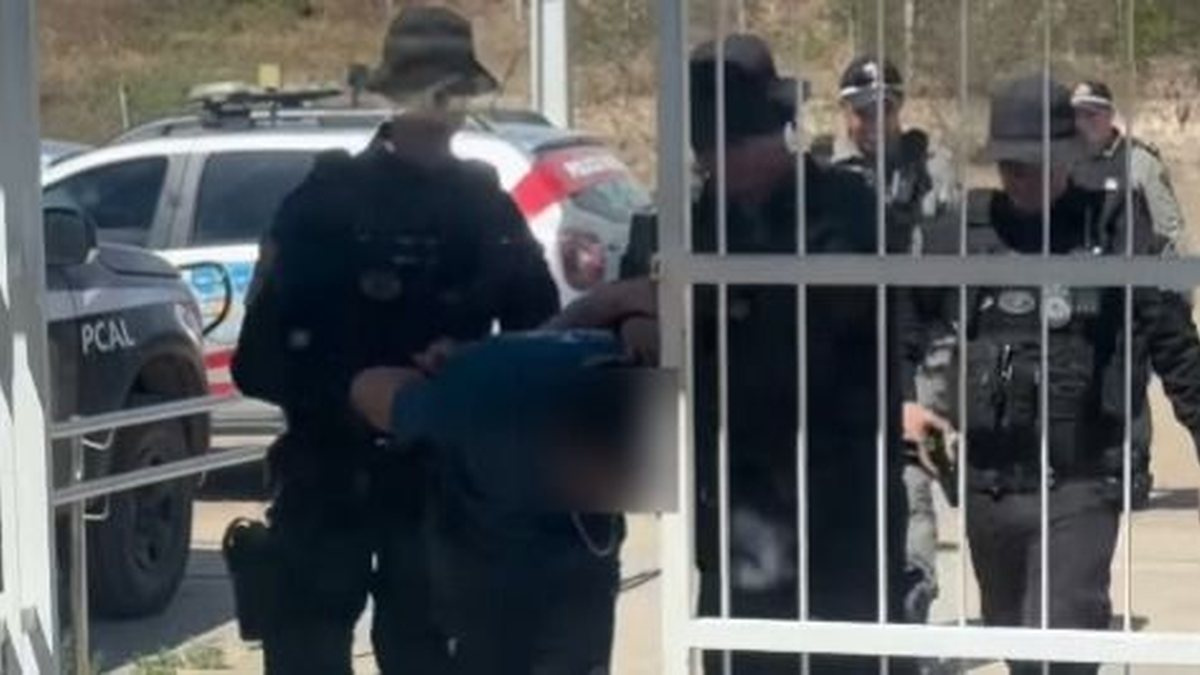PM bloqueia estradas e intercepta van para prender suspeito de assassinato em Delmiro Gouveia