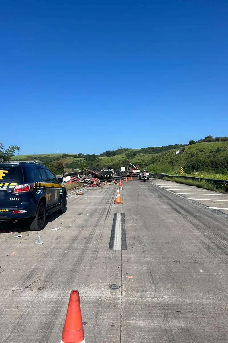 Carreta capota na BR-101, no Pilar, e deixa motorista ferido
