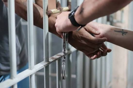 Homem armado com faca rouba estabelecimento e ameaça funcionários no Jacintinho