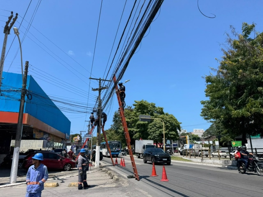 Projeto Poste Limpo já retirou mais de 300 toneladas de fiação em 18 bairros de Maceió