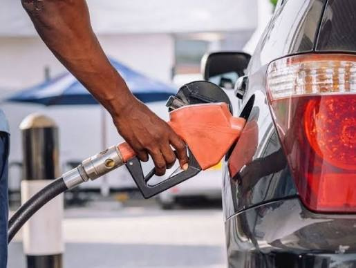 Petrobras aumenta preço do diesel nas refinarias, mas subsídio mantém valor do combustível