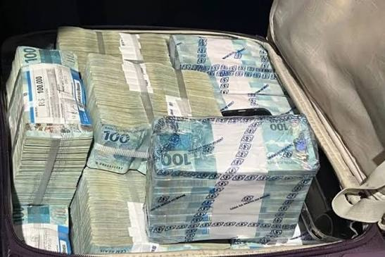Cerca de R$ 2 milhões em espécie é apreendida durante abordagem no Farol