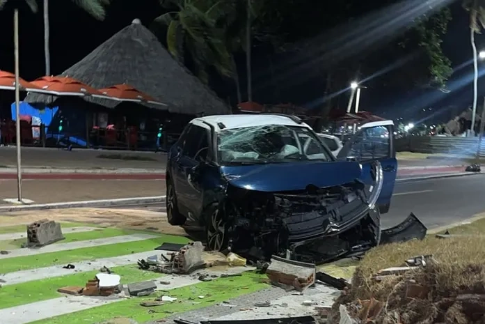 Carro capota na madrugada e fica destruído na Jatiúca