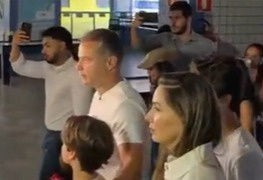 RENAN CHEGA COM A FAMÍLIA PARA VOTAR E MOVIMENTA LOCAL DE VOTAÇÃO