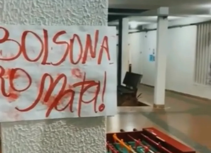 Professor da Ufal critica cartazes políticos espalhados pelo campus