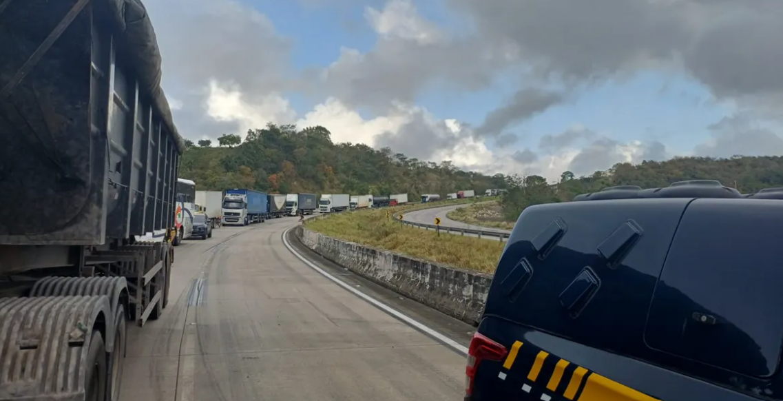Tombamento de veículo provoca interdição total da BR-101 em Junqueiro