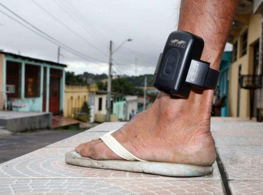Homem com tornozeleira eletrônica é morto a tiros dentro de residência em Arapiraca