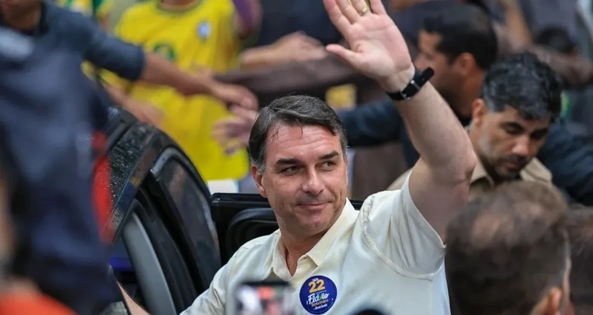 Aliados mineiros apontam perseguição a Flávio e apoiam possível saída do país