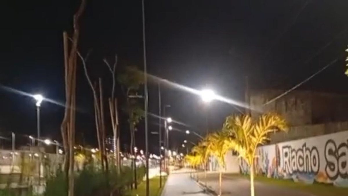 Furto de 400 metros de cabos deixa postes apagados no Renasce Salgadinho, em Maceió