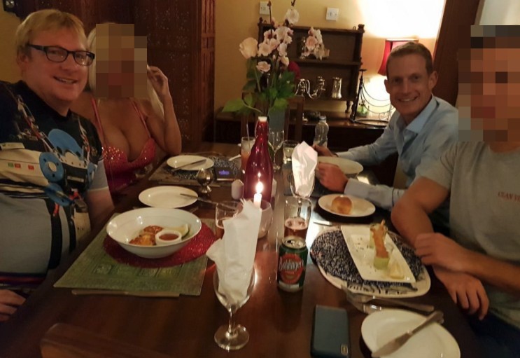 Timothy Clark e Oliver Herrmann em um restaurante em 2018