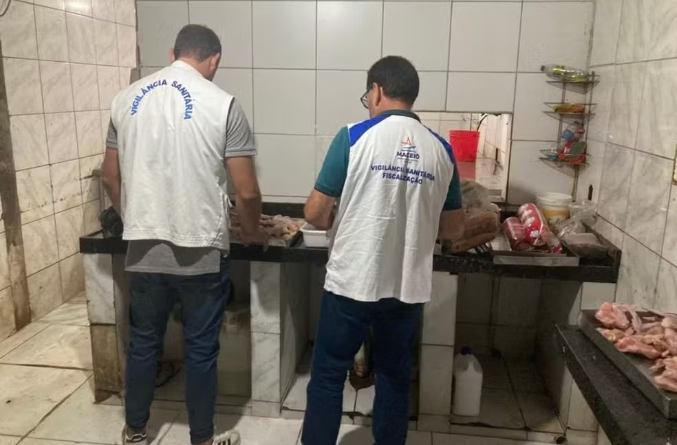 Frigorífico é interditado em Maceió após carnes estragadas ser encontrada no local