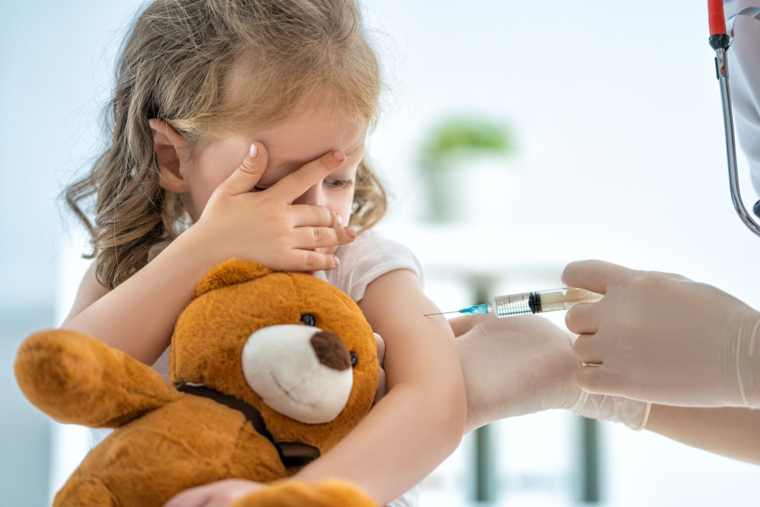 SUS oferece proteção contra doença que levou filha de Maíra Cardi à internação