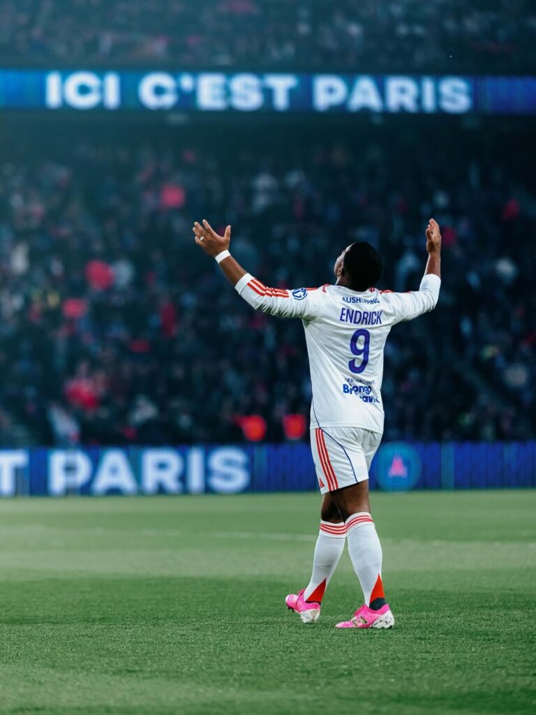 Endrick destrói o PSG e pressiona Ancelotti por vaga na Seleção Brasileira