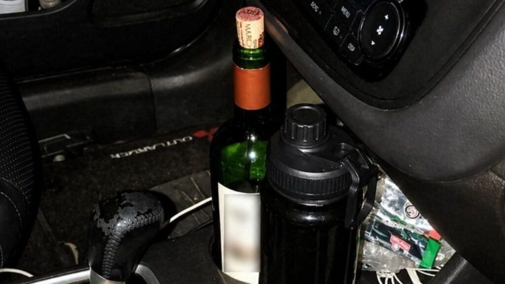Motorista é preso após batida, vinho no carro e confusão no Stella Maris