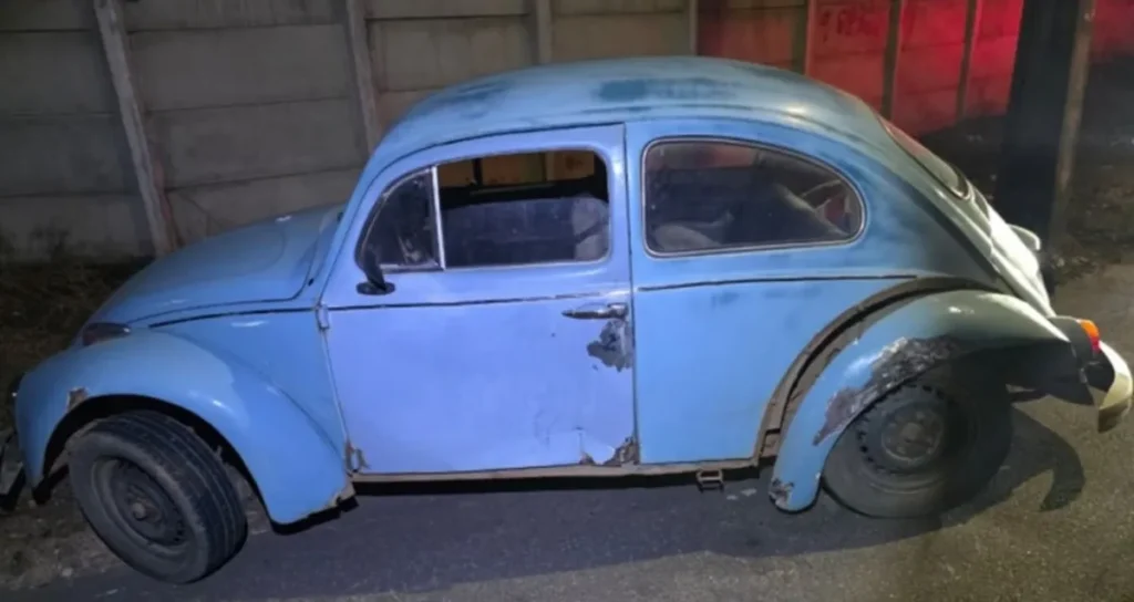 Jovem motociclista morre após ser atingido por Fusca; motorista sem CNH é preso
