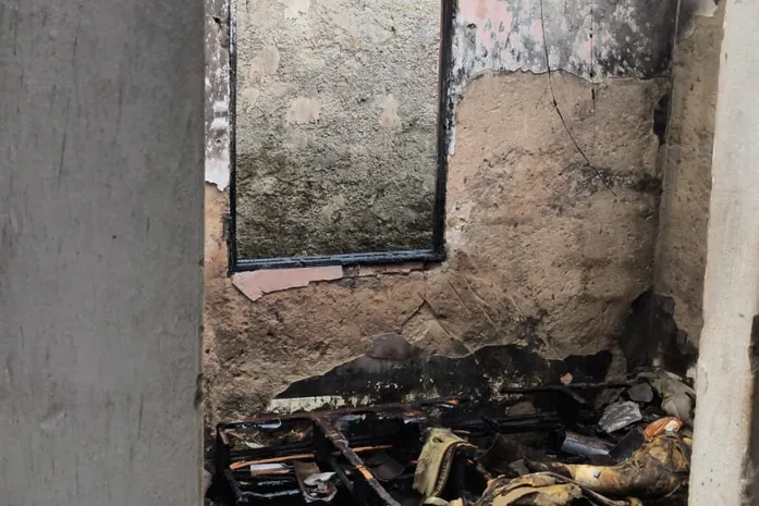 Incêndio atinge residência e deixa três cômodos danificados em Messias